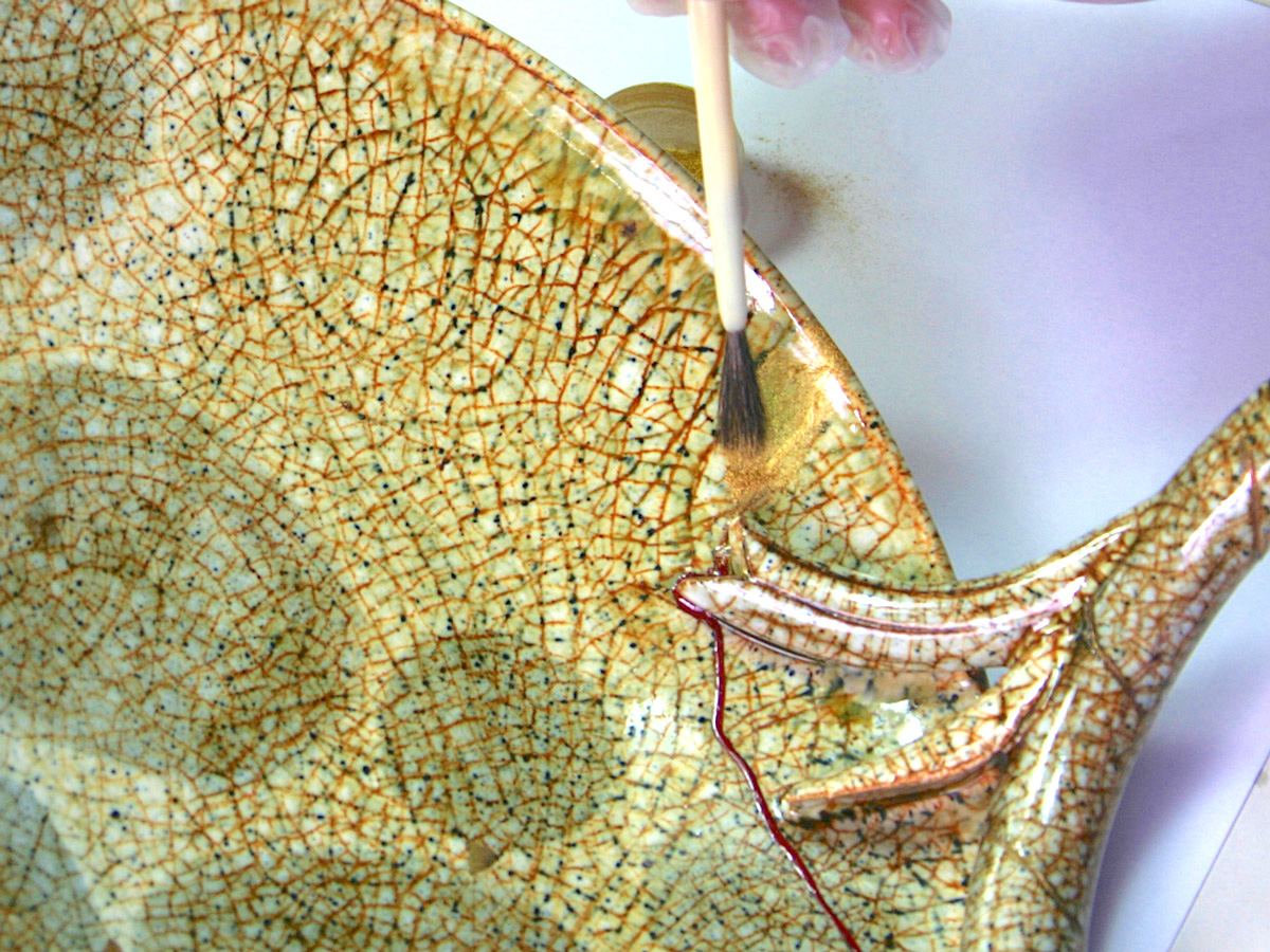 Goldauftrag mit Pinsel